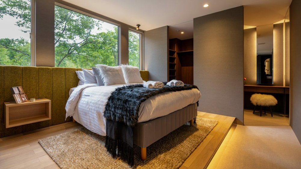 Rinzan Chalet - Opulent master bedroom with luxurious comfort